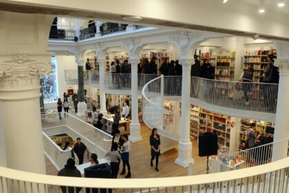 harta literaturii pui degetul si gasesti locuri din bucuresti mentionate in carti ai acces si la tururi literare ghidate tinute de scriitori 68e3c036cfd13 1