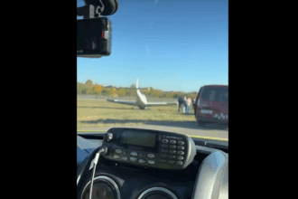 incident pe aeroportul baneasa un avion de mici dimensiuni a iesit de pe pista de aterizare 69048497d1392