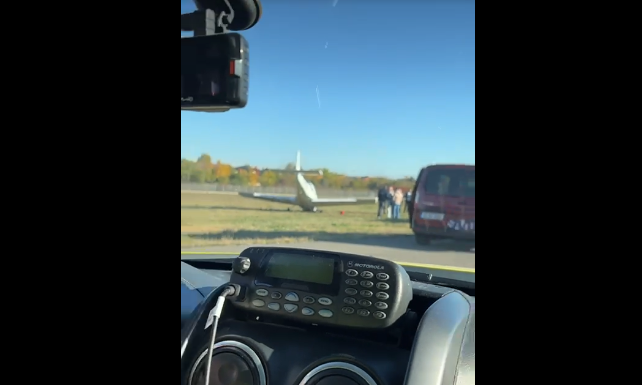 incident pe aeroportul baneasa un avion de mici dimensiuni a iesit de pe pista de aterizare 69048497d1392