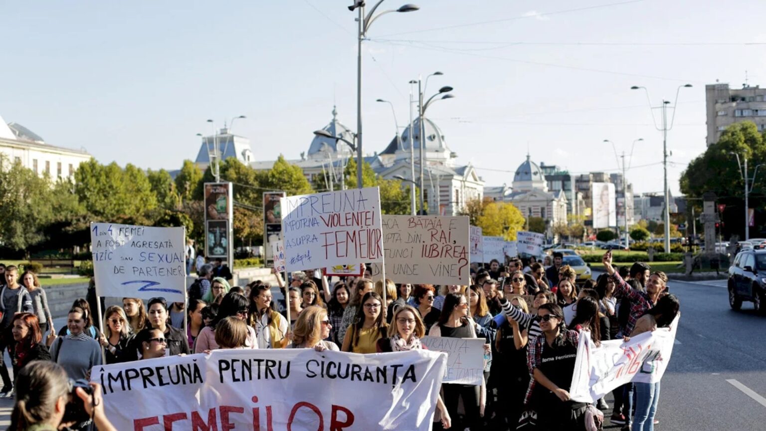 mars pentru siguranta femeilor astazi in bucuresti si alte orase din tara participantii din capitala se aduna in piata universitatii 68f4ba726b91b