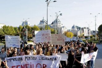 mars pentru siguranta femeilor astazi in bucuresti si alte orase din tara participantii din capitala se aduna in piata universitatii 68f4ba726b91b