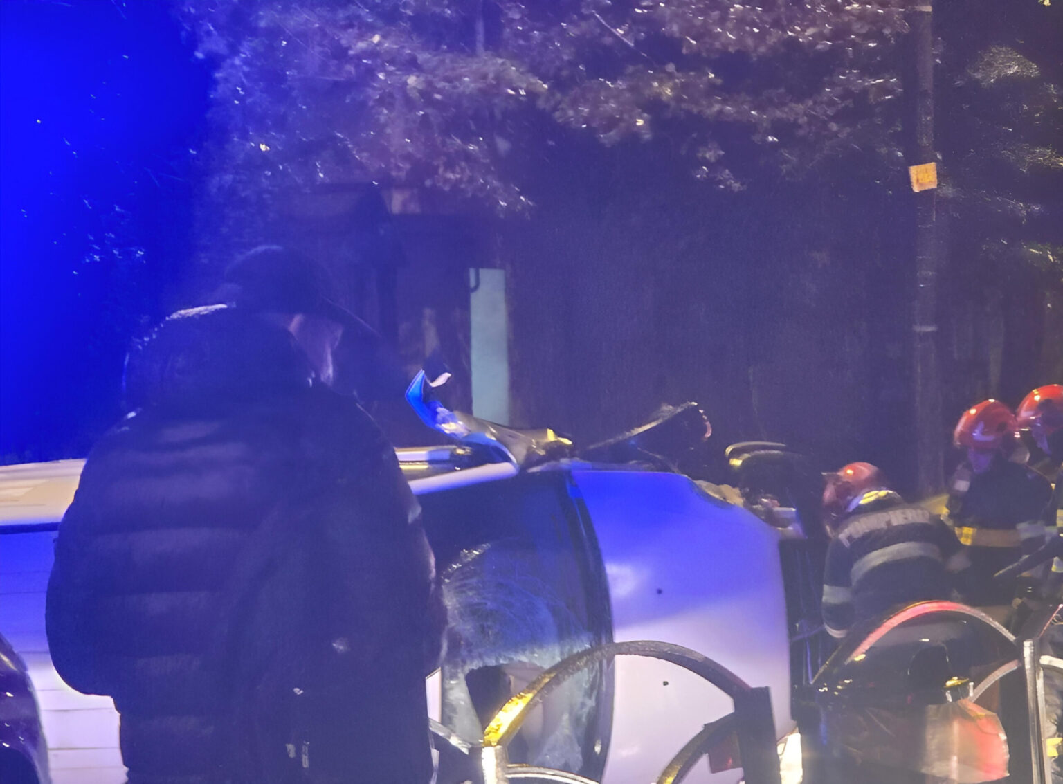 masina rasturnata dimineata dupa ce a izbit de refugiul de tramvai de la cimitirul armenesc in pantelimon echipe de interventie la locul accidentului 68e5f011e5361