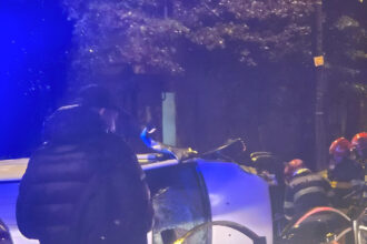 masina rasturnata dimineata dupa ce a izbit de refugiul de tramvai de la cimitirul armenesc in pantelimon echipe de interventie la locul accidentului 68e5f011e5361