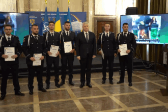 ministrul de interne catalin predoiu i a premiat pe ofiterii mai raniti in misiune si pe cei care au salvat vieti 68ef96c685a6c
