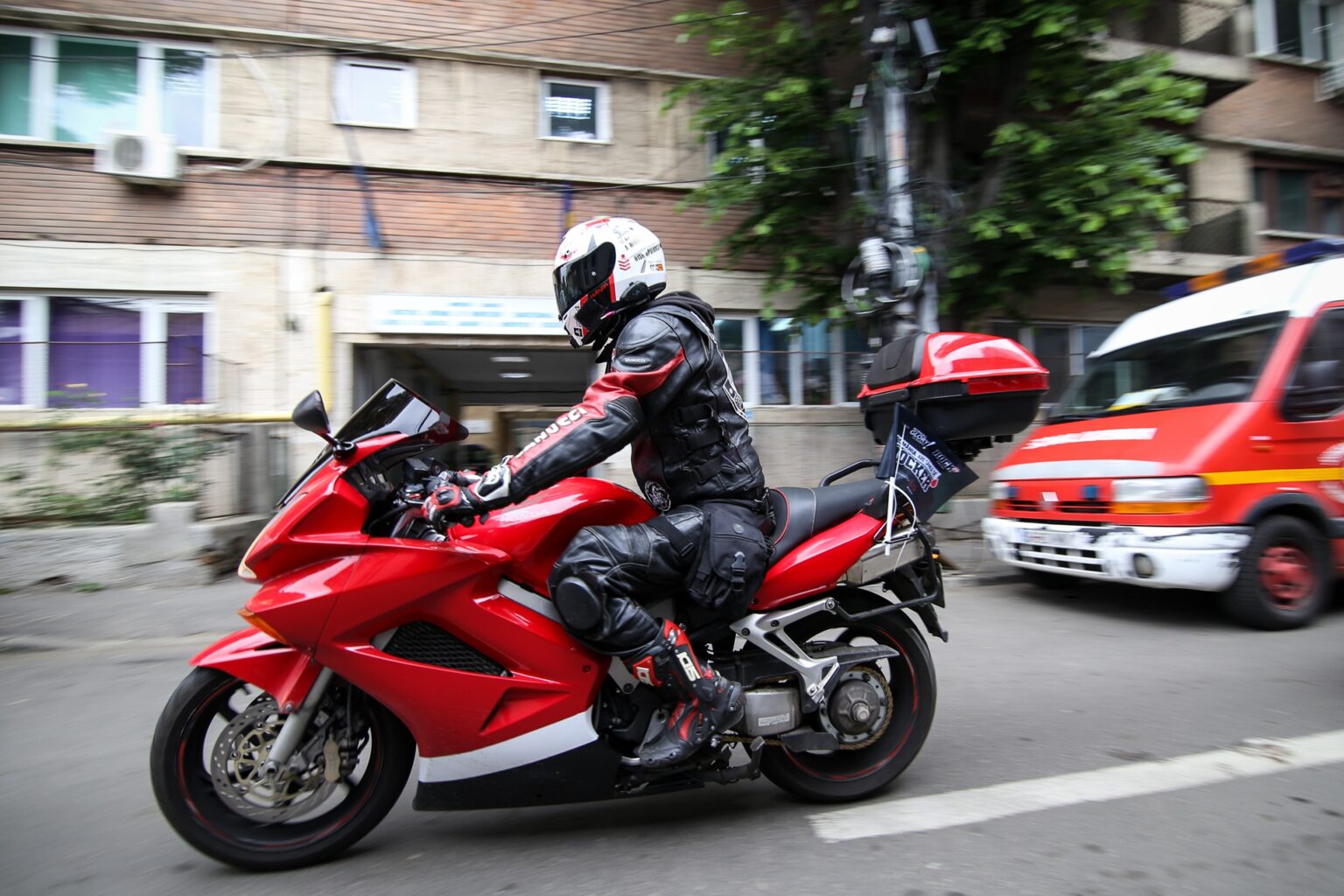 motociclistii ar putea circula pe benzile unice stb un proiect care permite asta a fost adoptat tacit de senat dar decizia finala e la camera deputatilor 6901e4c62c714