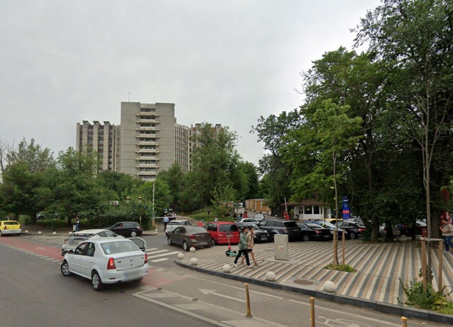 nou episod de violenta extrema in strada in bucuresti un barbat a lovit cu masina un altul care a vrut sa il impiedice sa parcheze neregulamentar in fata la universitar 68dfa5b9a4c0a