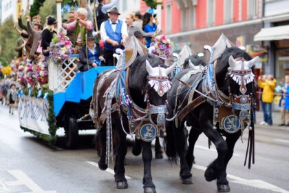oktoberfest ajunge in premiera la bucuresti pe 23 octombrie parada de care alegorice prin sectorul 2 concerte berarii si zona gastronomica la verde stop arena 68de6c313d923