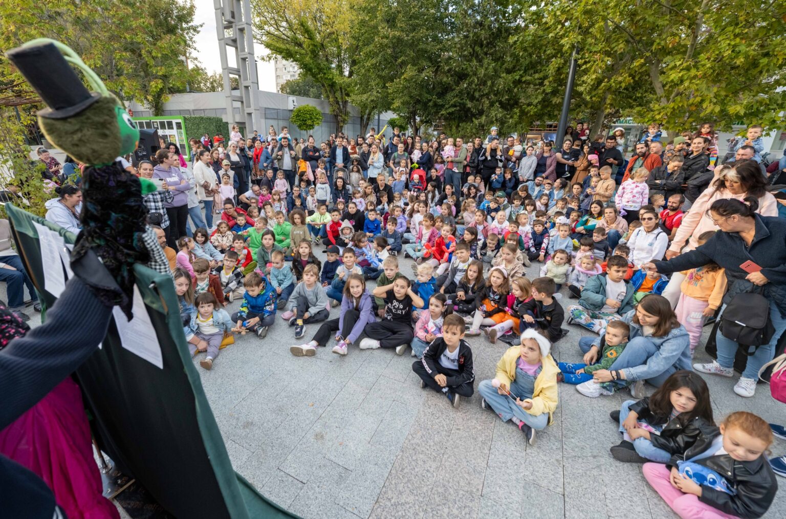 piesa de teatru fata babei si fata mosului incheie sezonul spectacolelor pentru copii din piateta favorit weekendul viitor va fi un concert gratuit tot aici 68e8f6f9a31fe