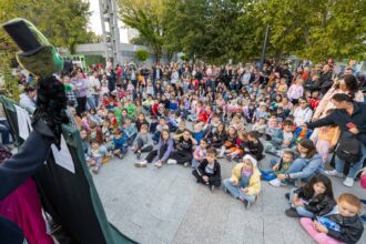 piesa de teatru fata babei si fata mosului incheie sezonul spectacolelor pentru copii din piateta favorit weekendul viitor va fi un concert gratuit tot aici 68e8f6f9a31fe