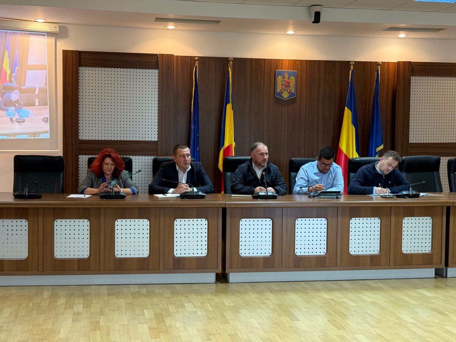 primaria sectorului 2 echipajele noastre sunt deja in teren si actioneaza preventiv in zonele cu risc de acumulare a apei 68e4f4865fd37