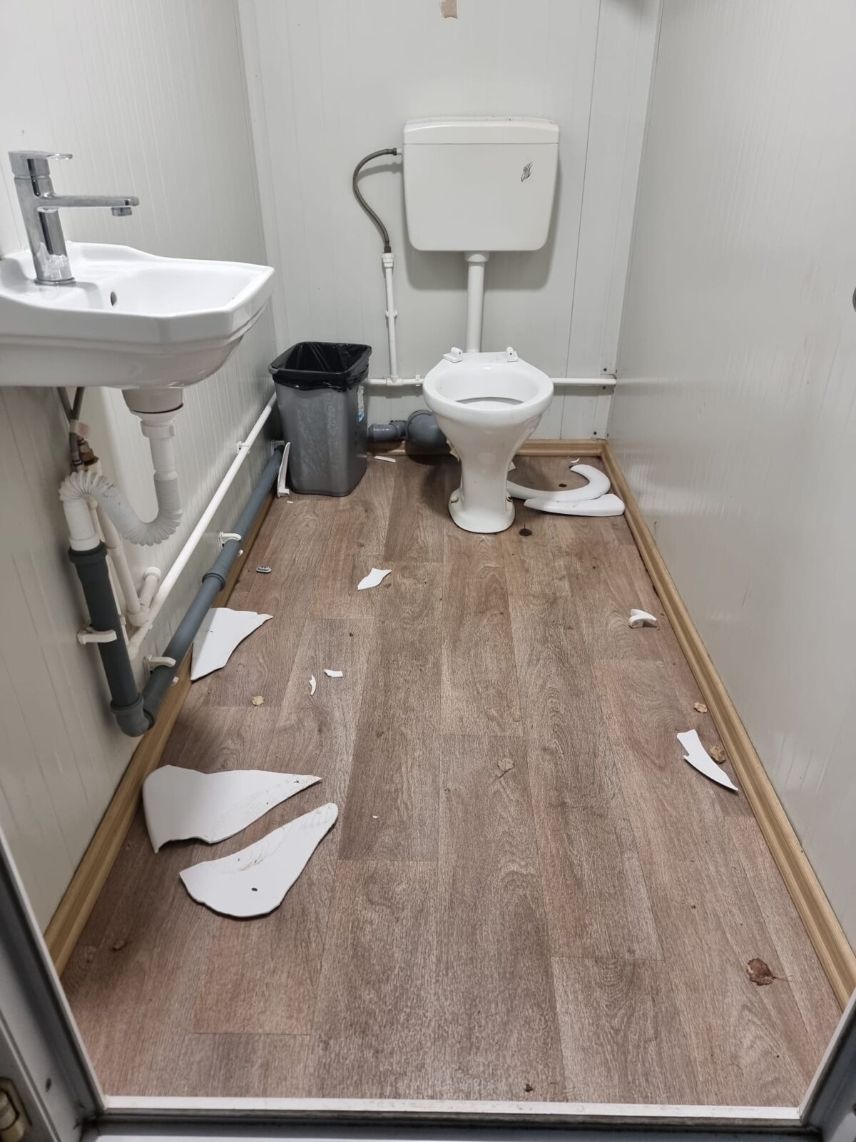 primarul din chiajna se plange de cei care distrug locurile publice reprezentantii politiei locale pot urmari imagini din locurile publice ale comunei 6901bc1ac9a3f