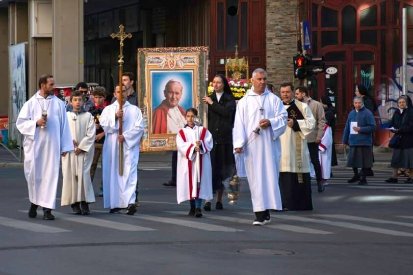 procesiune in cinstea sfantului papa ioan paul al ii lea pe strazile capitalei restrictii de circulatie 68f4b61e439c7