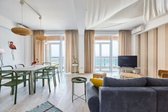 romanii aleg cazarile aproape de plaja rezident a inregistrat venituri de peste 800 000 de euro din cazari pe litoral si o crestere de 5 in sezonul 2025 690283454b7d4