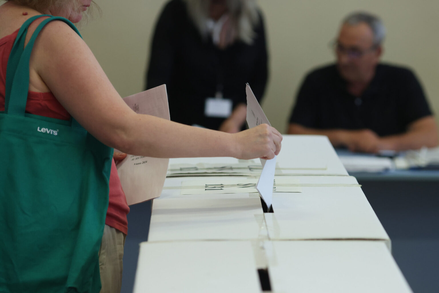 sase sectii de votare pentru nevazatori vor fi la alegerile partiale de la pmb guvernul a aprobat proiectul pilot si alte masuri speciale pentru scrutin 69045d908158c