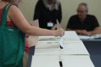 sase sectii de votare pentru nevazatori vor fi la alegerile partiale de la pmb guvernul a aprobat proiectul pilot si alte masuri speciale pentru scrutin 69045d908158c