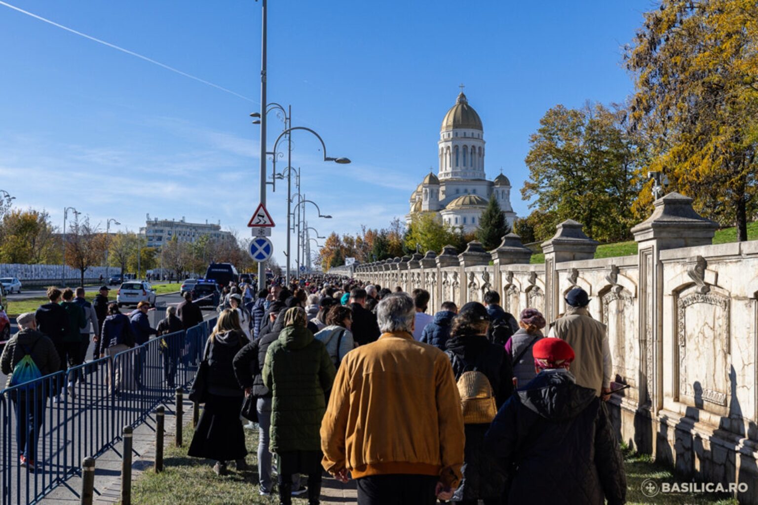 scandal la catedrala nationala credinciosii au fortat intrarea dupa ce accesul a fost reconfigurat pentru curatenie printr o usa laterala 6903365150117