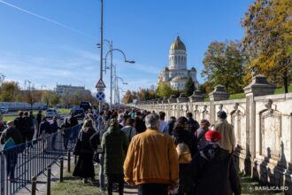 scandal la catedrala nationala credinciosii au fortat intrarea dupa ce accesul a fost reconfigurat pentru curatenie printr o usa laterala 6903365150117