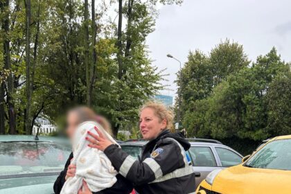 sectorul 6 o mama care s a oprit sa alapteze pe marginea drumului a uitat cheia in masina iar bebelusul a ramas blocat in autovehicul 68e274aaebb55
