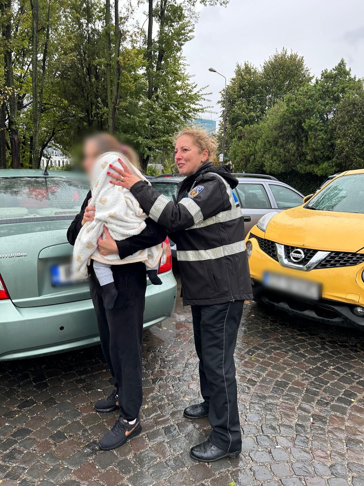 sectorul 6 o mama care s a oprit sa alapteze pe marginea drumului a uitat cheia in masina iar bebelusul a ramas blocat in autovehicul 68e274aaebb55