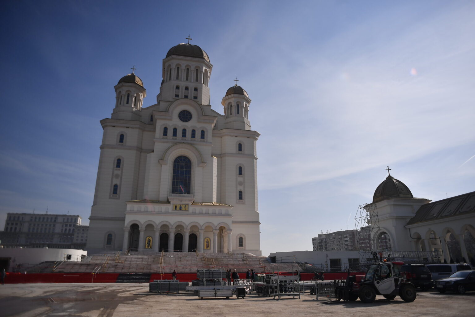 sfanta impartire de la sfintirea catedralei mantuirii inauntru doar credinciosii pe baza de invitatie iar bucurestenii stau afara dupa gard clasamentul anuntat de bor 68fa25f96b15e