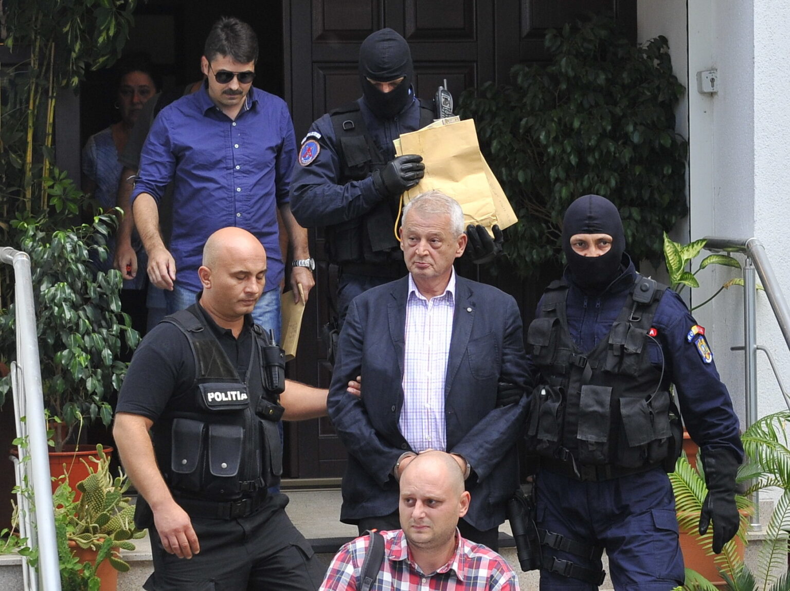 sorin oprescu retinut in grecia langa aeroportul din salonic ministerul justitiei vrea ca fostul primar al capitalei sa fie extradat 68e220ec464b5