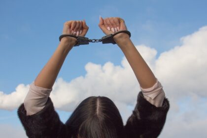 tinere retinute dupa ce au furat haine dintr un mall din capitala si au agresat angajatele magazinului 68e356d317519