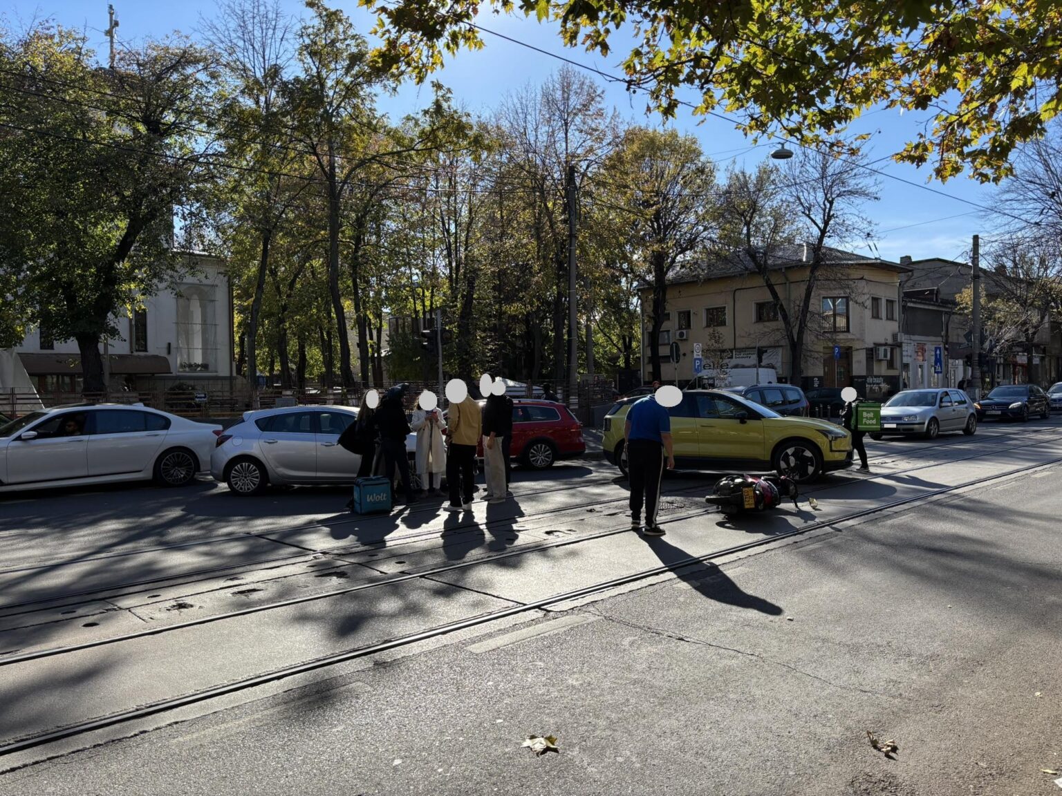 tramvaie blocate pe bulevardul pache protopopescu unde o masina a lovit un livrator pe scuter vehiculul cazut pe sine 69020f0930d75