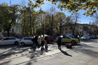 tramvaie blocate pe bulevardul pache protopopescu unde o masina a lovit un livrator pe scuter vehiculul cazut pe sine 69020f0930d75