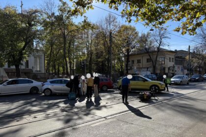 tramvaie blocate pe bulevardul pache protopopescu unde o masina a lovit un livrator pe scuter vehiculul cazut pe sine 69020f0930d75