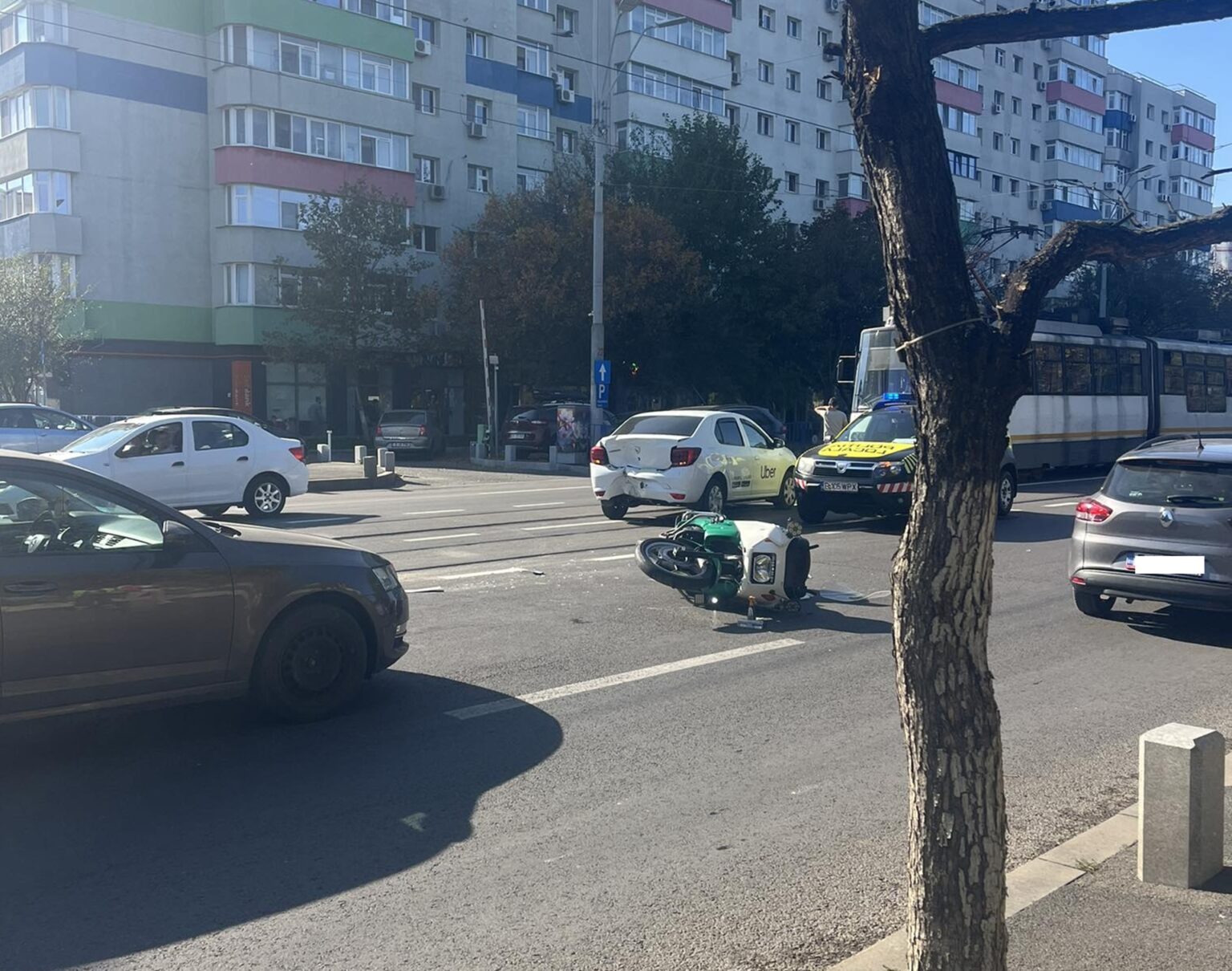 tramvaie blocate pe soseaua oltenitei dupa un accident cu doua masini si un livrator liniile 1 si 10 deviate 68fa17f438453