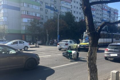 tramvaie blocate pe soseaua oltenitei dupa un accident cu doua masini si un livrator liniile 1 si 10 deviate 68fa17f438453