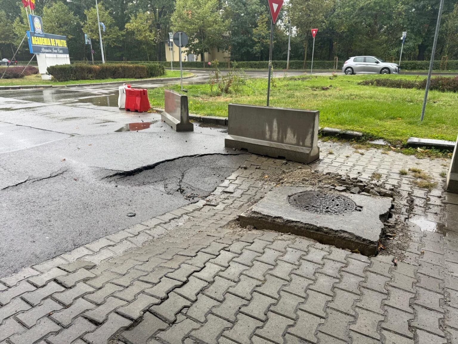 trotuarul pagubos de la academia de politie s a surpat sub greutatea unei masini sofer furios doua roti s au spart instantaneu toata strada e in curs de surpare 68deb3604cf2c