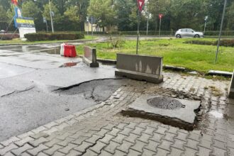 trotuarul pagubos de la academia de politie s a surpat sub greutatea unei masini sofer furios doua roti s au spart instantaneu toata strada e in curs de surpare 68deb3604cf2c