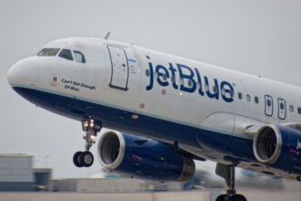 un avion a pierdut brusc altitudinea in timpul zborului mai multi pasageri au ajuns la spital dupa aterizarea de urgenta 69045b8456496