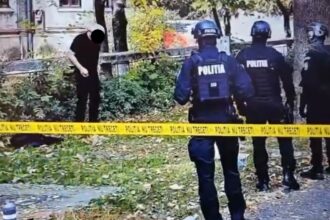 un barbat a vrut sa si dea foc pe soseaua kiseleff negociatorii l au convins sa renunte e disperat dupa ce ar fi pierdut mai multe terenuri in constanta 68f77e38ec6a7