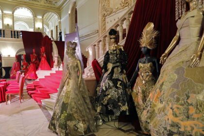 un videoclip cu un actor nud pe scena a fost asociat in mod fals cu opera nationala din bucuresti niciun spectacol de aici nu include o astfel de scena 68e549844078e