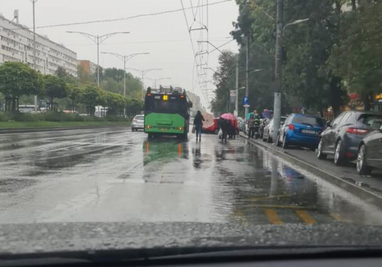 video haos pe iuliu maniu dupa ce s au rupt cabluri stb la intersctia cu moinesti trafic restrictionat pompieri si politie la fata locului 68e4c8a10fbab