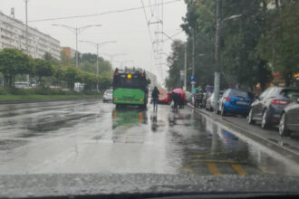video haos pe iuliu maniu dupa ce s au rupt cabluri stb la intersctia cu moinesti trafic restrictionat pompieri si politie la fata locului 68e4c8a10fbab