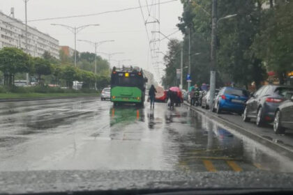 video haos pe iuliu maniu dupa ce s au rupt cabluri stb la intersctia cu moinesti trafic restrictionat pompieri si politie la fata locului 68e4c8a10fbab