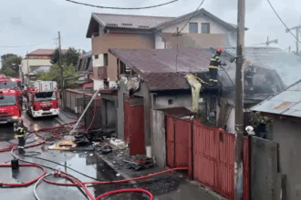 video incendiu cu flacara si degajari mari de fum la acoperisul unor locuinte din capitala 68e644e3407b3 1