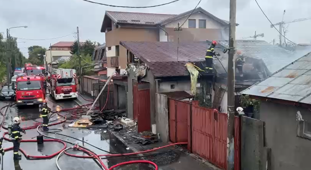 video incendiu cu flacara si degajari mari de fum la acoperisul unor locuinte din capitala 68e644e3407b3 1