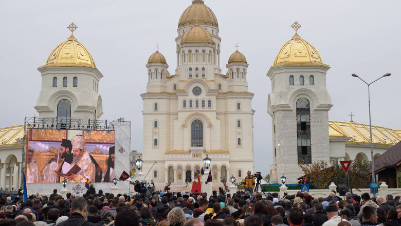video incidente la catedrala mantuirii neamului suparati pe pauza de curatenie oamenii care asteptau de ore intregi au rupt randurile 69031817e8c95
