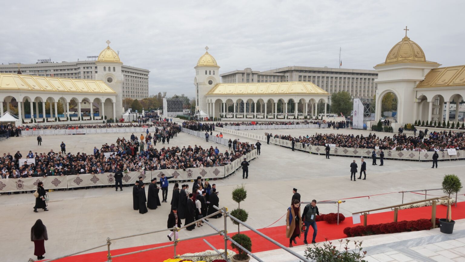 video mii de credinciosi prezenti astazi la sfintirea catedralei mantuirii neamului sunt veniti pelerini din toate colturile tarii 68fe0776d2cc3