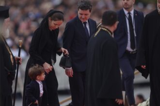 video nicusor dan a participat la sfintirea catedralei mantuirii neamului alaturi de familia sa fiul presedintelui a fost fermecat de multimea de oameni 68fe1a8049a1e 2