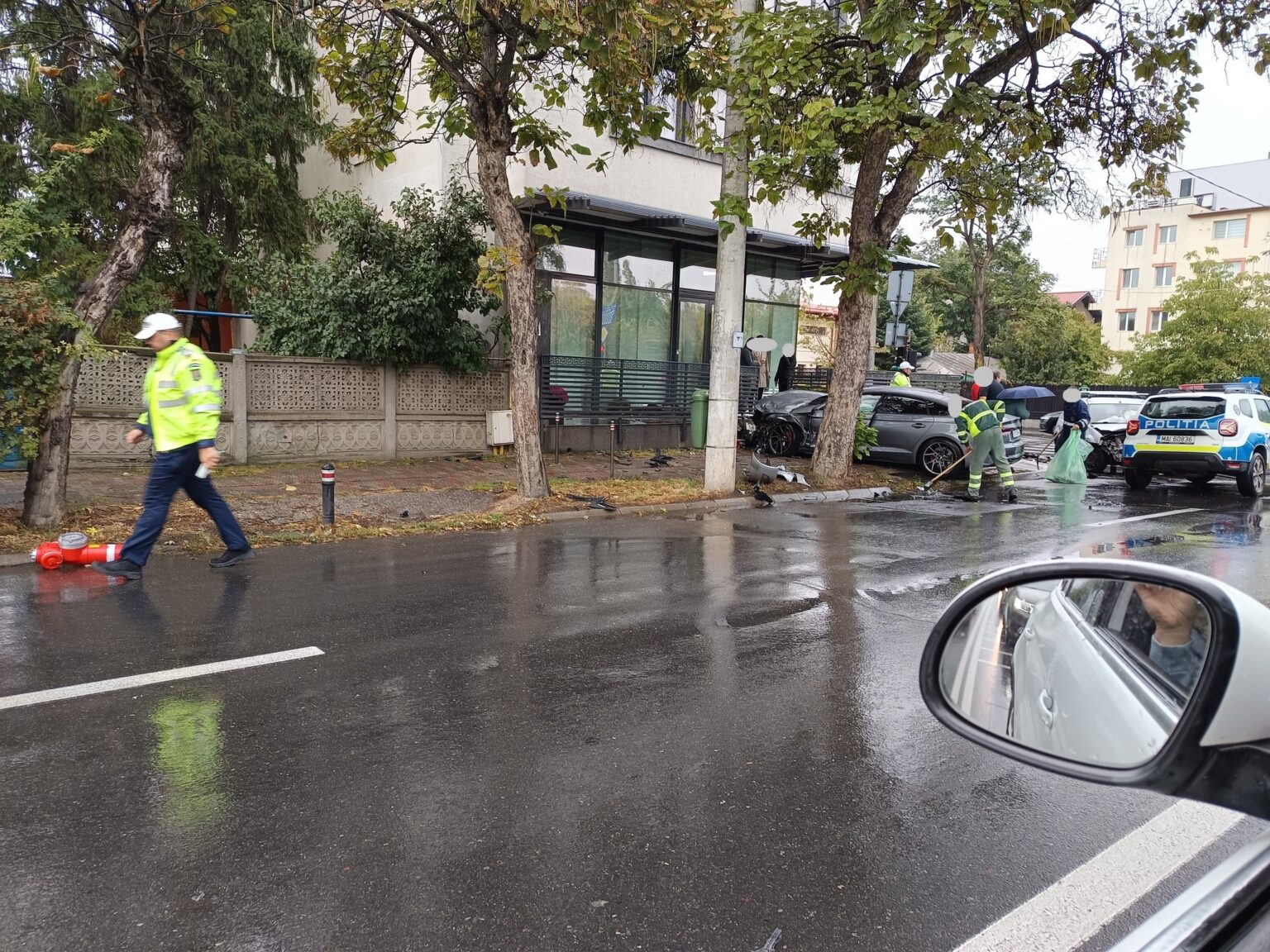 video o masina a fost aruncata pe trotuar dimineata in urma unui accident pe str jiului se trece mereu pe rosu la acest semafor 68de6ab7df0fd 1