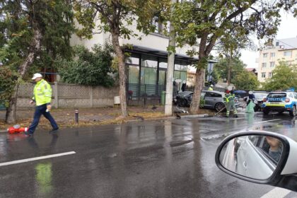 video o masina a fost aruncata pe trotuar dimineata in urma unui accident pe str jiului se trece mereu pe rosu la acest semafor 68de6ab7df0fd 1