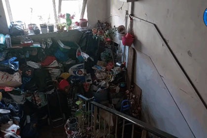 video proprietara din sectorul 4 amendata cu 2 000 de lei dupa ce a transformat scara blocului in depozit improvizat 68ee8361e317b