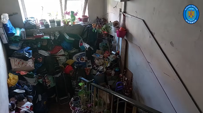 video proprietara din sectorul 4 amendata cu 2 000 de lei dupa ce a transformat scara blocului in depozit improvizat 68ee8361e317b