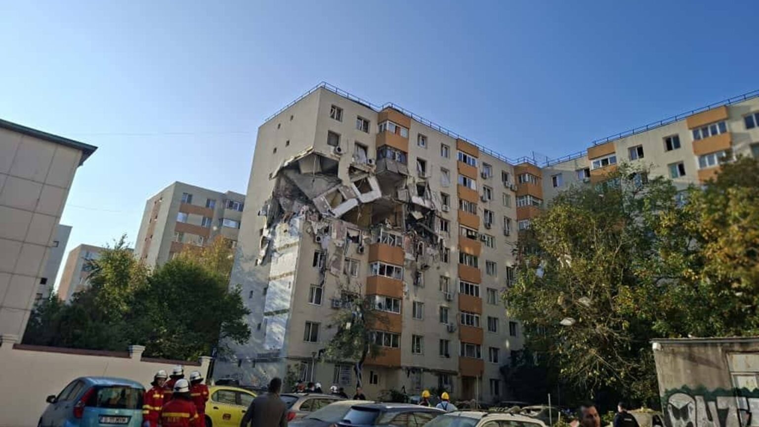 video reactiile mai multor bucuresteni din rahova referitoare la explozia ingrozitoare am sunat la distrigaz au venit ne au inchis gazele au zis ca totul e ok 68f23b8b68707