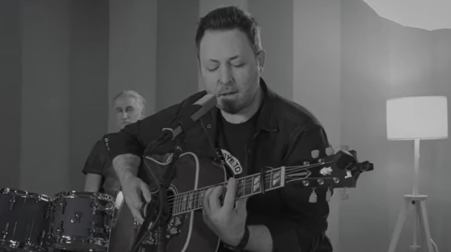 video singurul supravietuitor al trupei goodbye to gravity canta din nou la 10 ani de la colectiv lanseaza the memento project un tribut adus victimelor incendiului 6903526f68430